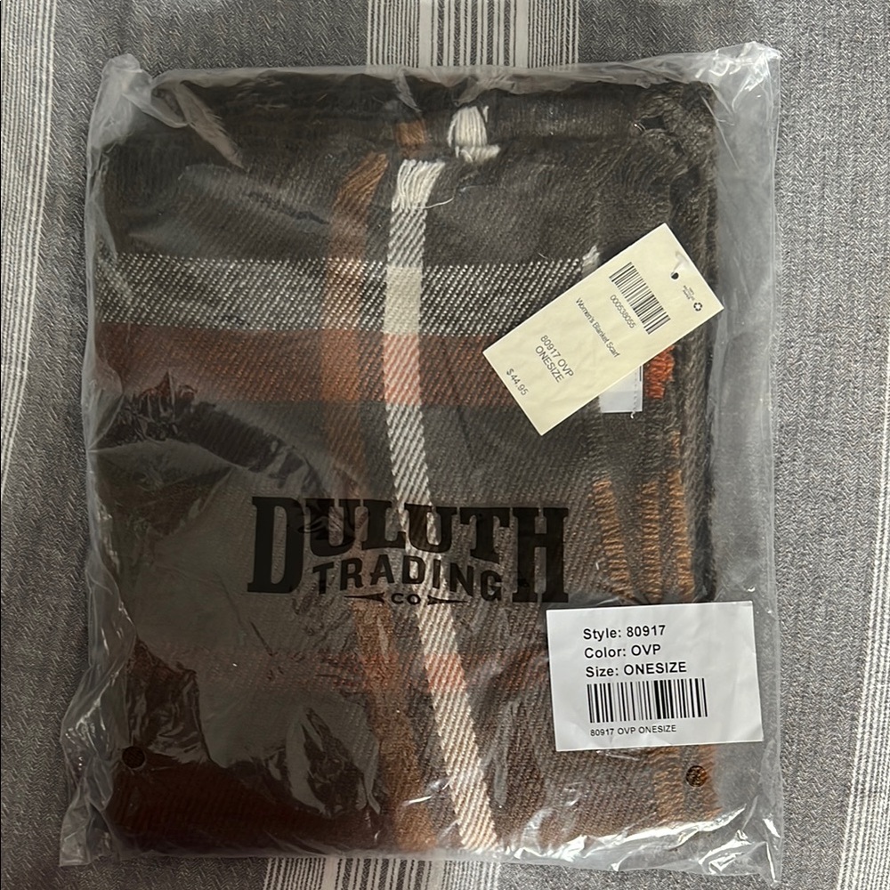 NWT Duluth Trading Women’s Blanket Scarf - Olive Plaid